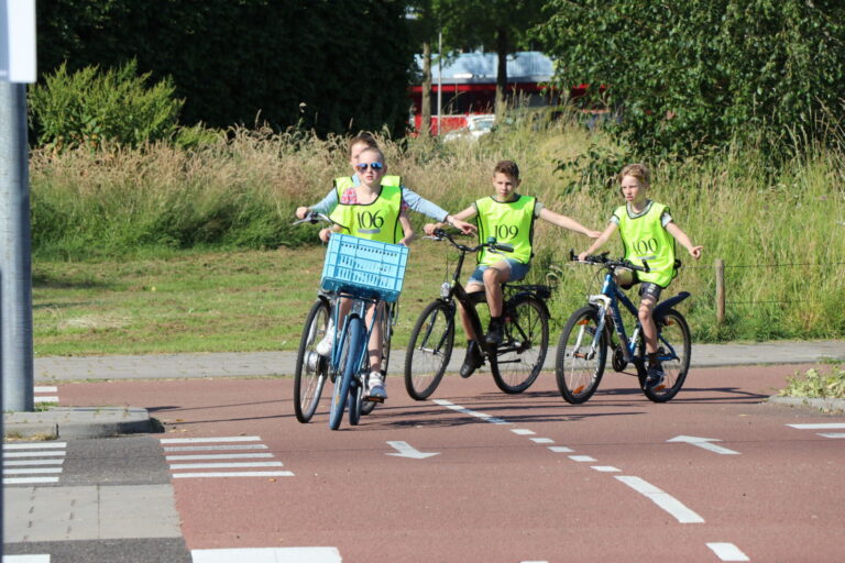 Bijna 300 scholieren leggen fietsverkeersexamen af in Krimpen aan den IJssel