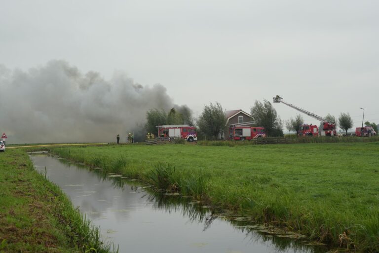 Forse brand in Ouderkerk aan den IJssel, rook trekt richting Krimpen aan den IJssel