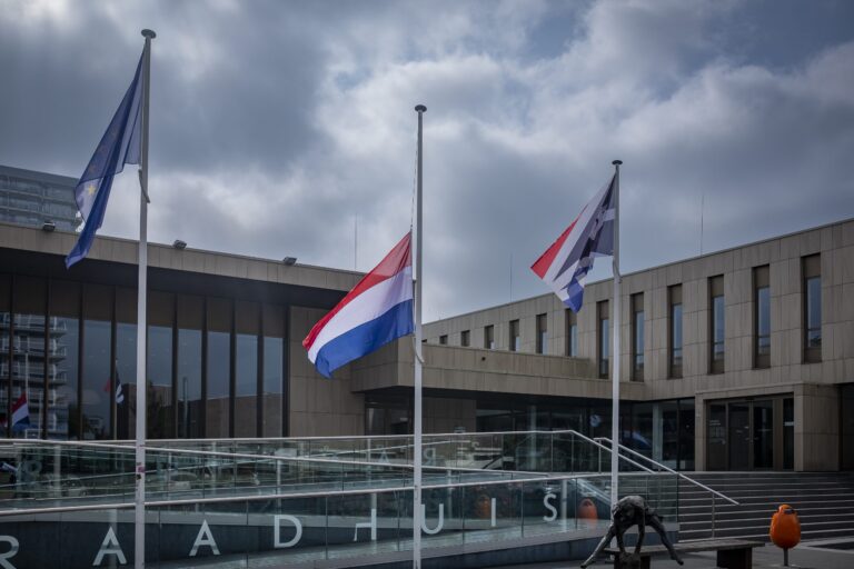 Vlag halfstok bij gemeentehuis vanwege situatie Israël en Afghanistan